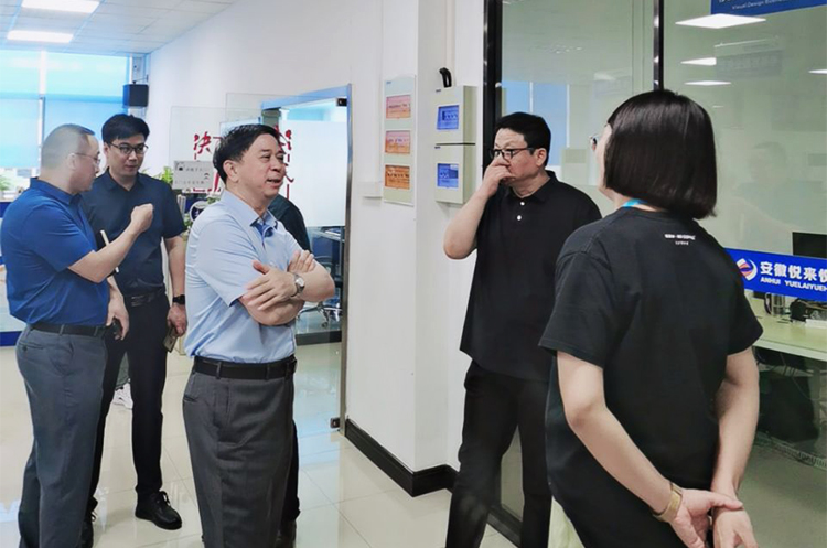 新乡市人大常委会副主任鹿建宇带领考察团莅临我司进行考察交流