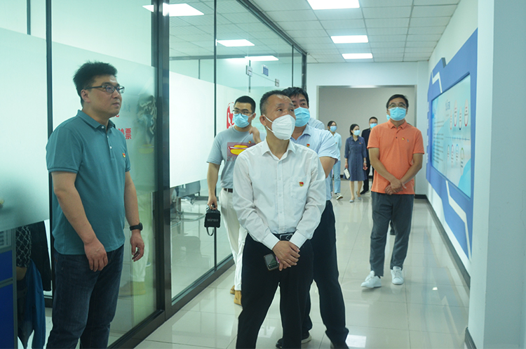 ​滁州市委编办主任张华贵带领考察团莅临我司开展调研