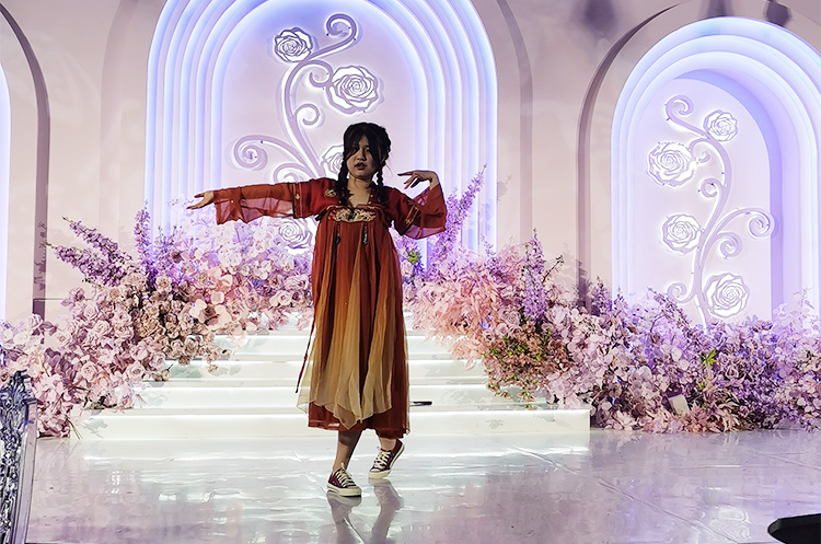 安徽悦来悦好公司2024企业年会节目 - 舞蹈《红马寄明月》