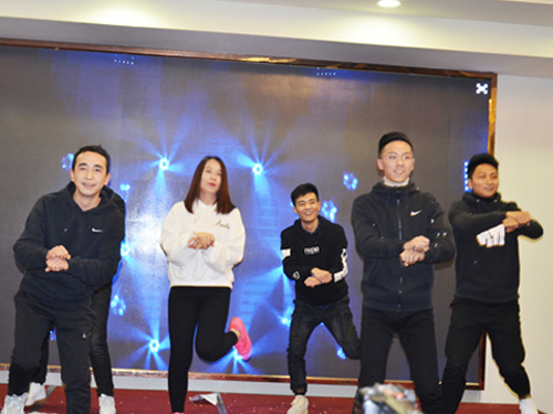 安徽悦来悦好公司2019企业年会节目 - 抖音热门舞曲串烧《滁州爱摆舞F4+3》